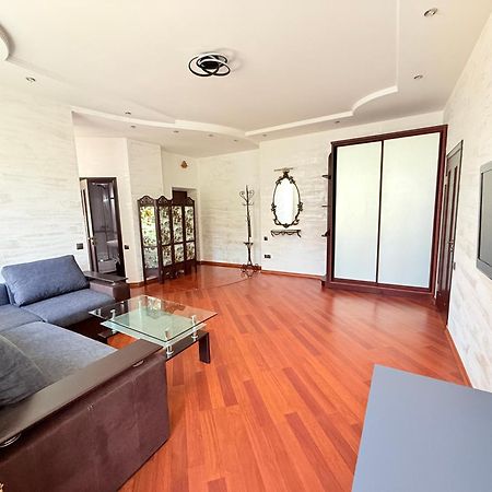 Светлая Квартира Lägenhet Odessa Exteriör bild