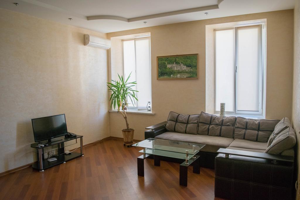 Светлая Квартира Lägenhet Odessa Exteriör bild